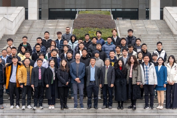 国际勘探地球物理学家学会主席John Eastwood访问beats365中国公司